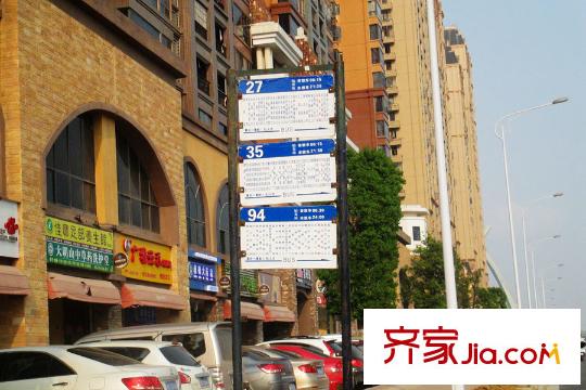 云星錢隆江南小區(qū)門口公交站