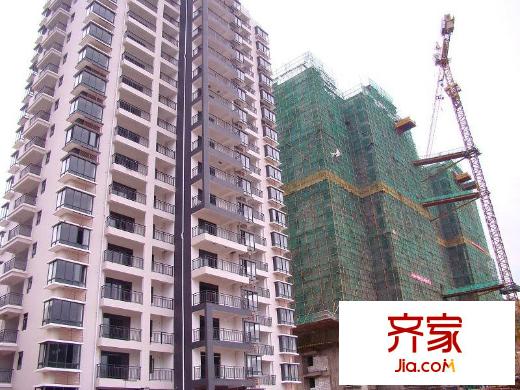 觀瀾溪谷落架的22號(hào)樓（2011-06-10）