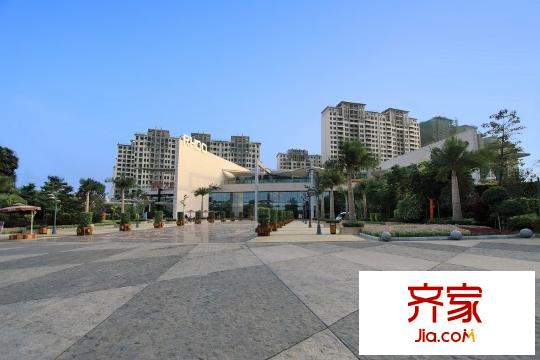 榮和大地小區(qū)會(huì)所前廣場(chǎng)（2010.9.6）
