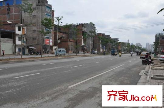 人和萊茵花語售樓部門前長罡路（攝于2014-5-9）