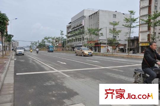 人和萊茵花語售樓部門前長罡路（攝于2014-5-9）