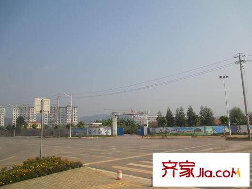 騁望麓濤townhouse對面是廣西藝術(shù)學(xué)院