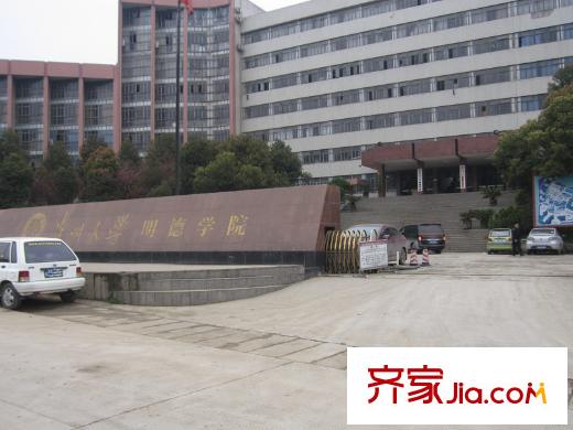 蘭溪谷配套圖項(xiàng)目向北約300米的大學(xué)