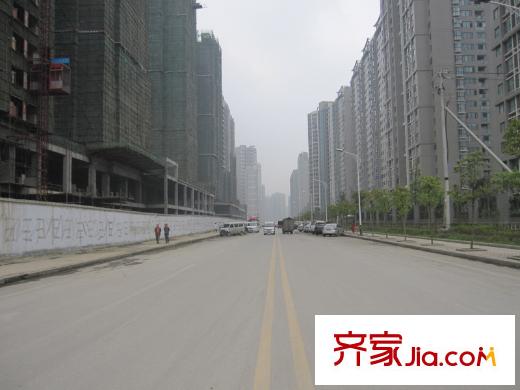 睿力上城配套圖小區(qū)東面的龍泉苑街