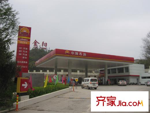 睿力上城配套圖緊挨小區(qū)入口處的加油站