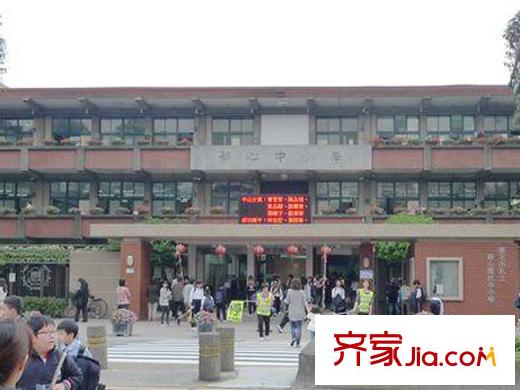 亨特萃山國際社區(qū)向西南200米靜心小學(xué)