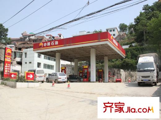 理想城向西50米外加油站
