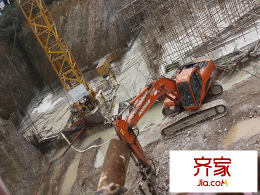 華屹御景苑實(shí)景圖1號(hào)樓大壩地基廣場(2013-11-16)