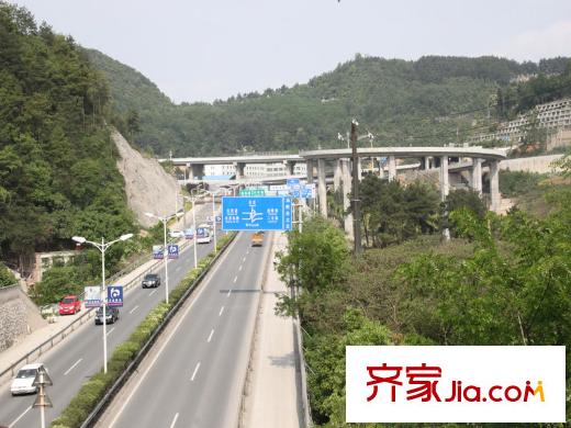 理想城距離未來(lái)小區(qū)大門20米的東二環(huán)立交