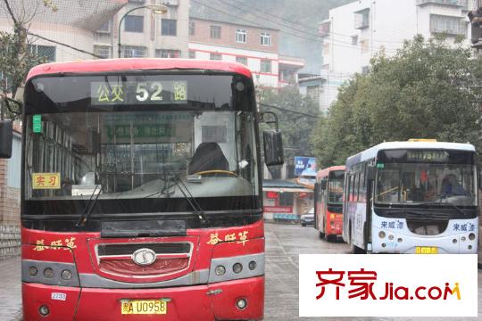 青山領(lǐng)域配套圖向北約400米52路、75路始發(fā)站