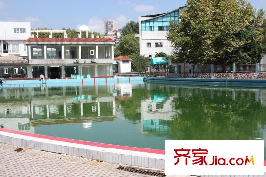 宅學(xué)項(xiàng)目向南近200米游泳池