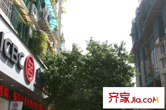 宅學(xué)項(xiàng)目正對(duì)面的工商銀行