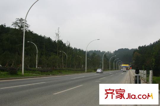 經(jīng)典天成周邊機場路通往項目處（2013-02-25）