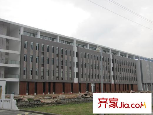 九龍灣潤園周邊配套向西200米樹人中學(xué)2010-09-27