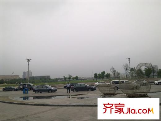 京華城中城周邊配套正北150米明月湖廣場(chǎng)