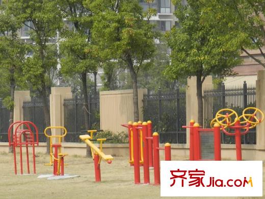 首開水印西堤周邊健身器材