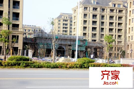 香頌溪岸小區(qū)南大門在建（2015-12-2）