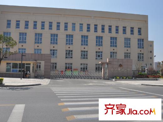 香頌溪岸周邊配套京華梅嶺中學