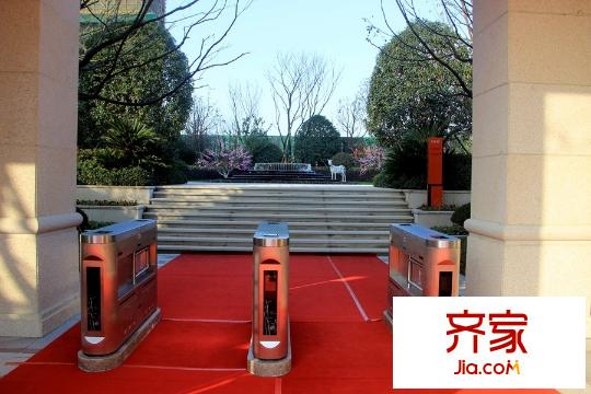 中信泰富嘉境小區(qū)南大門入口（2015-12-31）