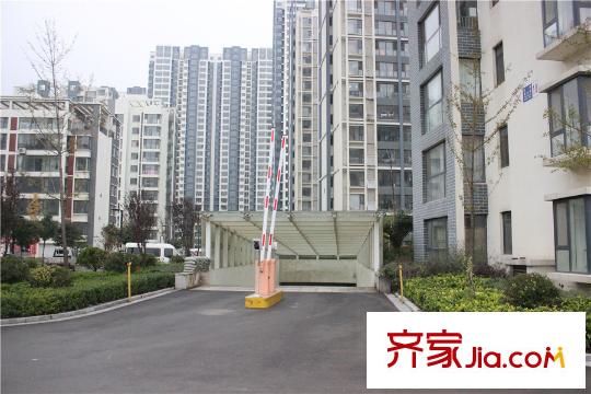 濱河新天地小區(qū)內(nèi)停車入口