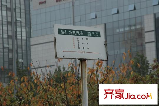 保利?拉菲公館周邊配套公交線路（拍攝于2015.10.21）