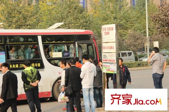 保利?拉菲公館周邊配套公交線路（拍攝于2015.10.21）