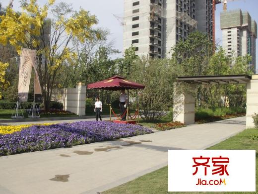 華遠(yuǎn)?錦悅售樓部外面2014.5.10