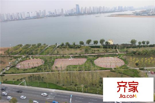 上東國(guó)際公館西邊濱河體育公園