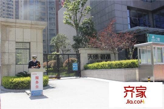 天朗御湖小區(qū)北門（攝于2015.4.21）