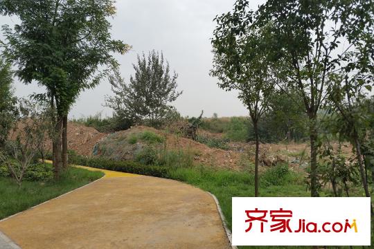 天地源?曲江香都200畝曲江市政公園一角道路（在建）