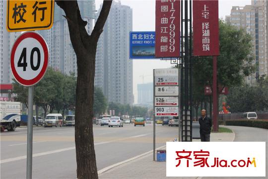 曲江?平方米邸周邊配套―公交站（攝于2015-9-16）