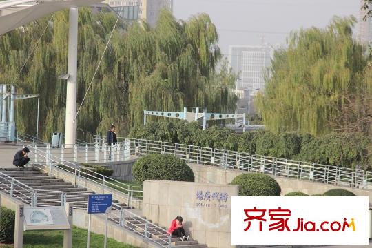 泉上花間周邊配套-時(shí)代廣場(chǎng)