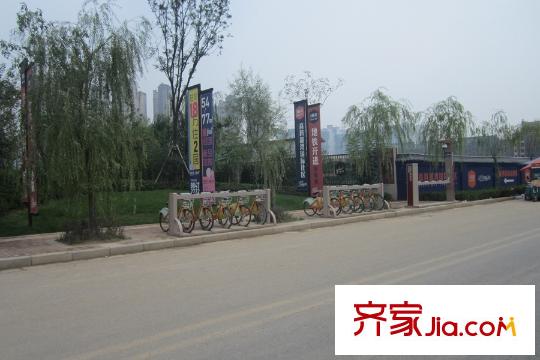 高科麓灣國(guó)際社區(qū)售樓部門口公共自行車站點(diǎn)
