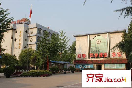 保利?金香檳周邊-車輛廠中學校園內