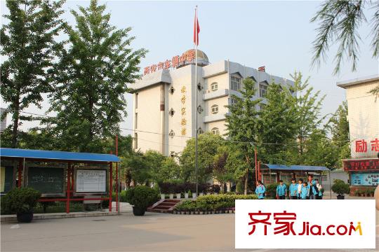 保利?金香檳周邊-車輛廠中學門口