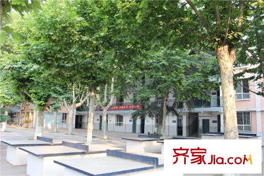 保利?金香檳周邊-車輛廠中學校園內
