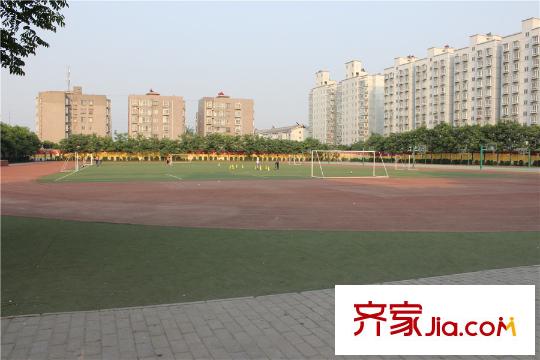 保利?金香檳周邊-車輛廠中學操場