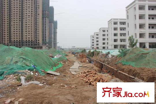 天朗蔚藍(lán)東庭周邊趙圍東路施工中