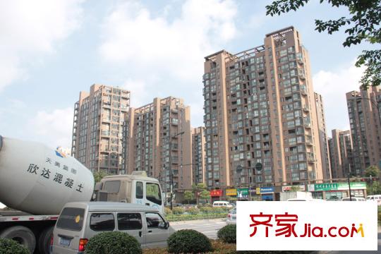 名城公館配套圖不遠(yuǎn)處的商業(yè)街（2012.6.8）