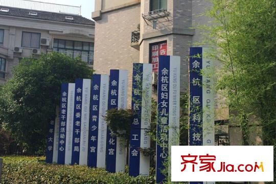 萬盛商貿(mào)城公寓附近的活動(dòng)中心