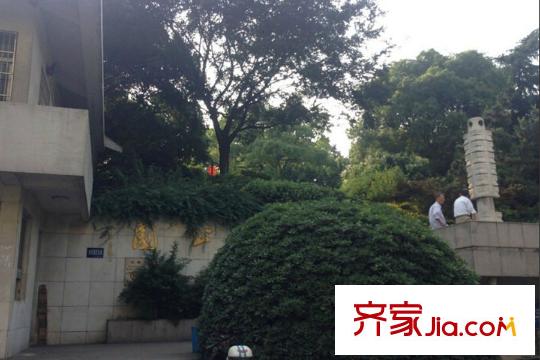 萬盛商貿(mào)城公寓周邊的公園