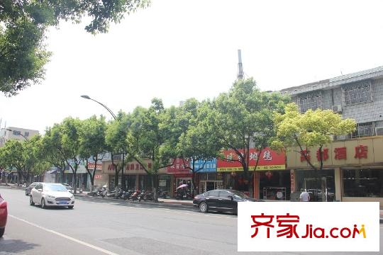 泊悅府小區(qū)附近商業(yè)街