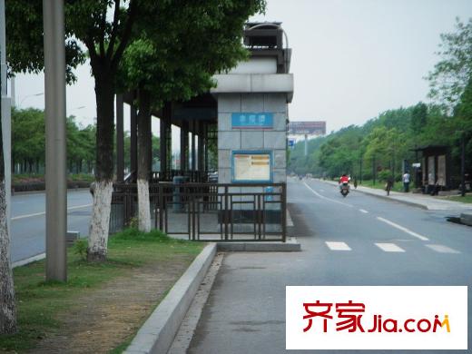 郡原藍(lán)湖國際附近的七格小區(qū)