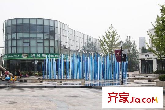 盈都江悅城周邊的奧特萊斯廣場(chǎng)