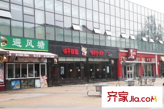 盈都江悅城周邊的奧特萊斯廣場(chǎng)