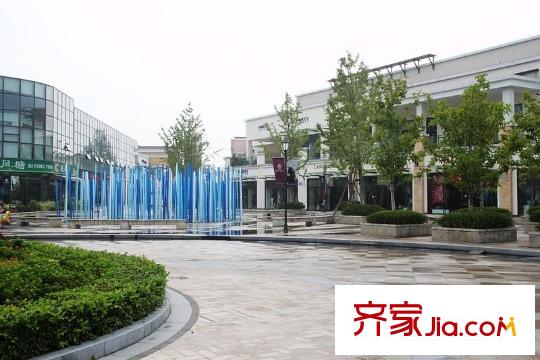 盈都江悅城周邊的奧特萊斯廣場(chǎng)
