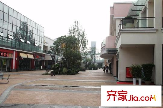 盈都江悅城周邊的奧特萊斯廣場(chǎng)