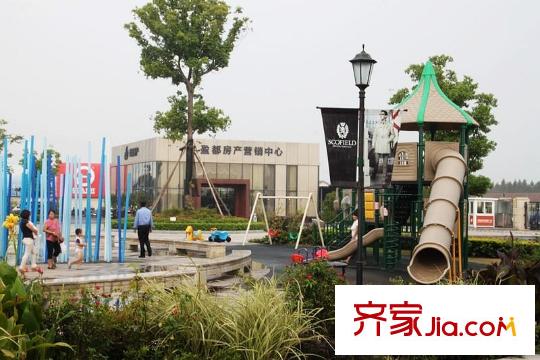 盈都江悅城周邊的奧特萊斯廣場(chǎng)