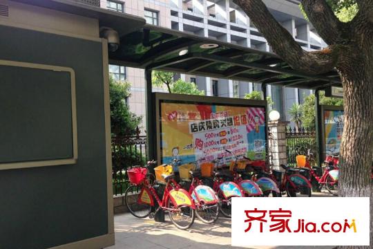 龍湖香醍溪岸附近的租車點(diǎn)