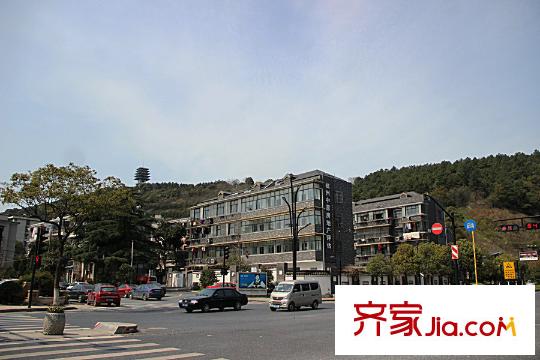 雍熙山隔著十字路口對望的臨平山